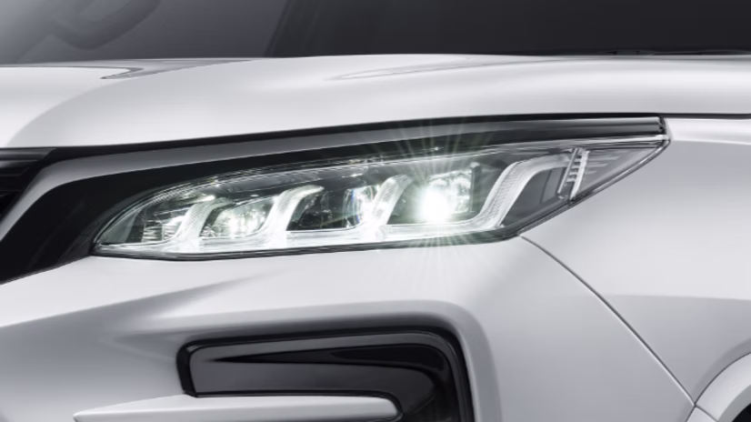 new-fortuner-gr-sport-frond-lamp